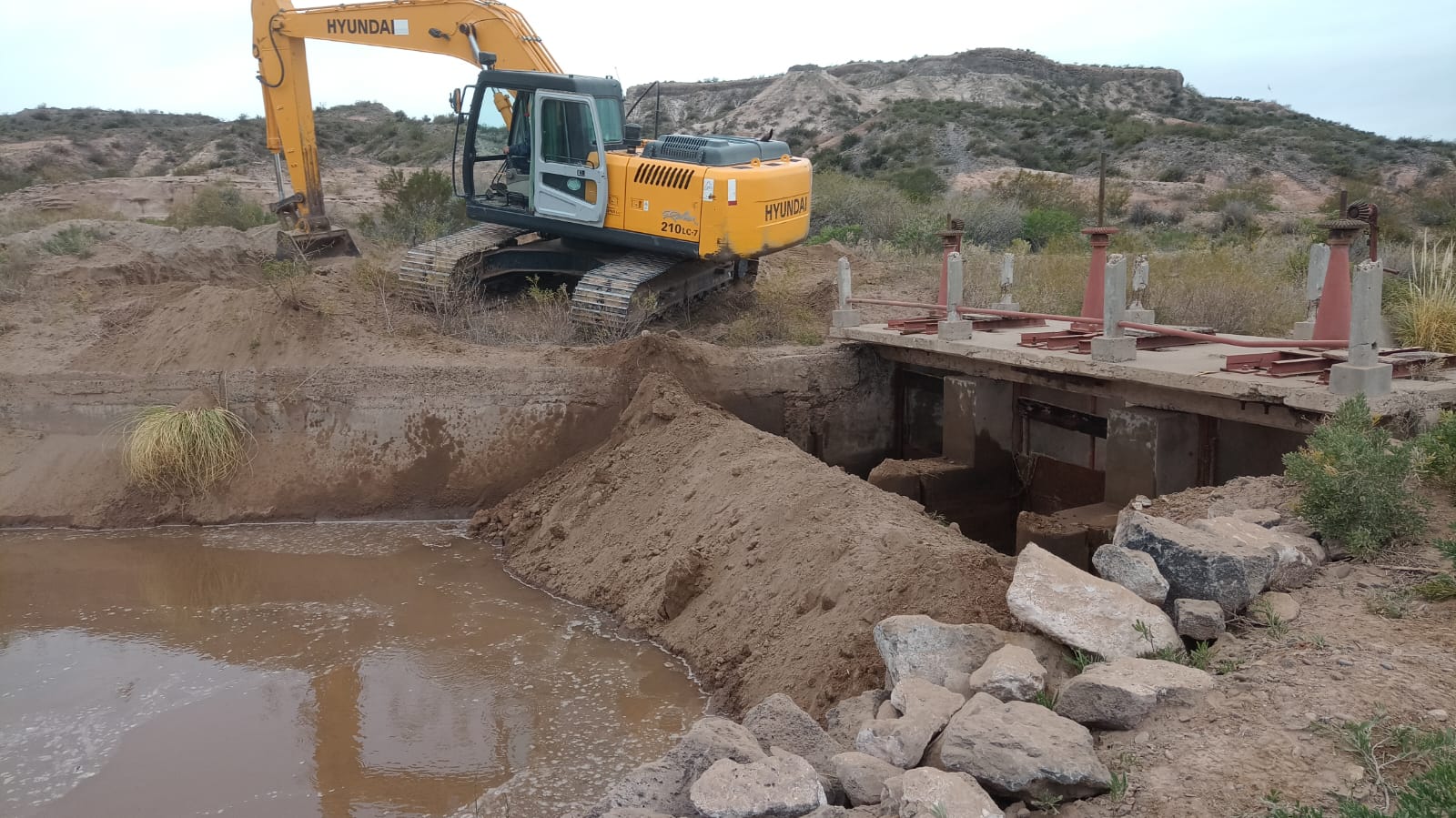 Limpian canales de riego para provisión de agua en zonas productivas