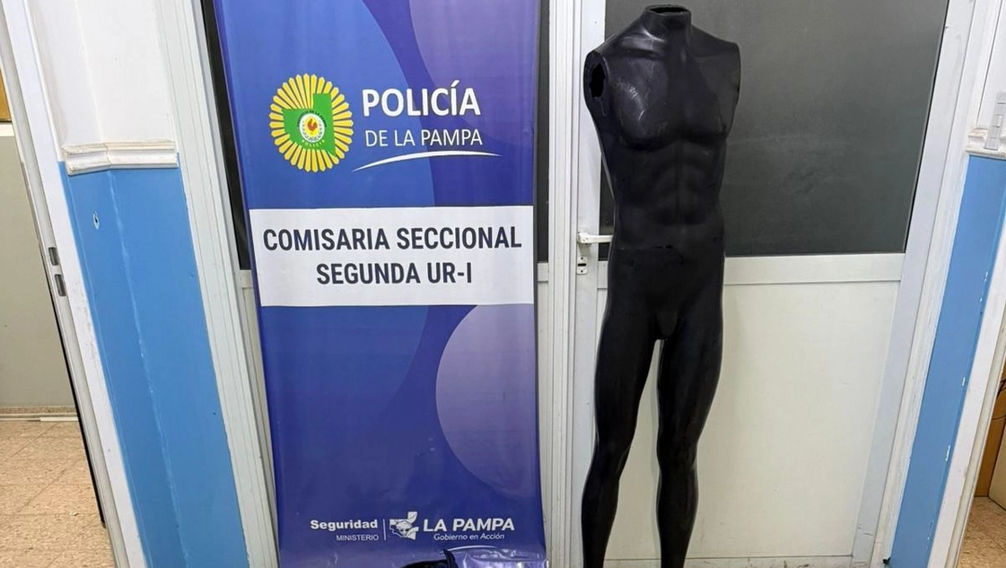 Rompió una vidriera, se llevó un maniquí y después lo tiró en un baldío