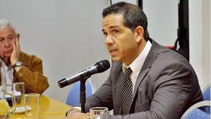 Mendiara suspendido y con salario reducido