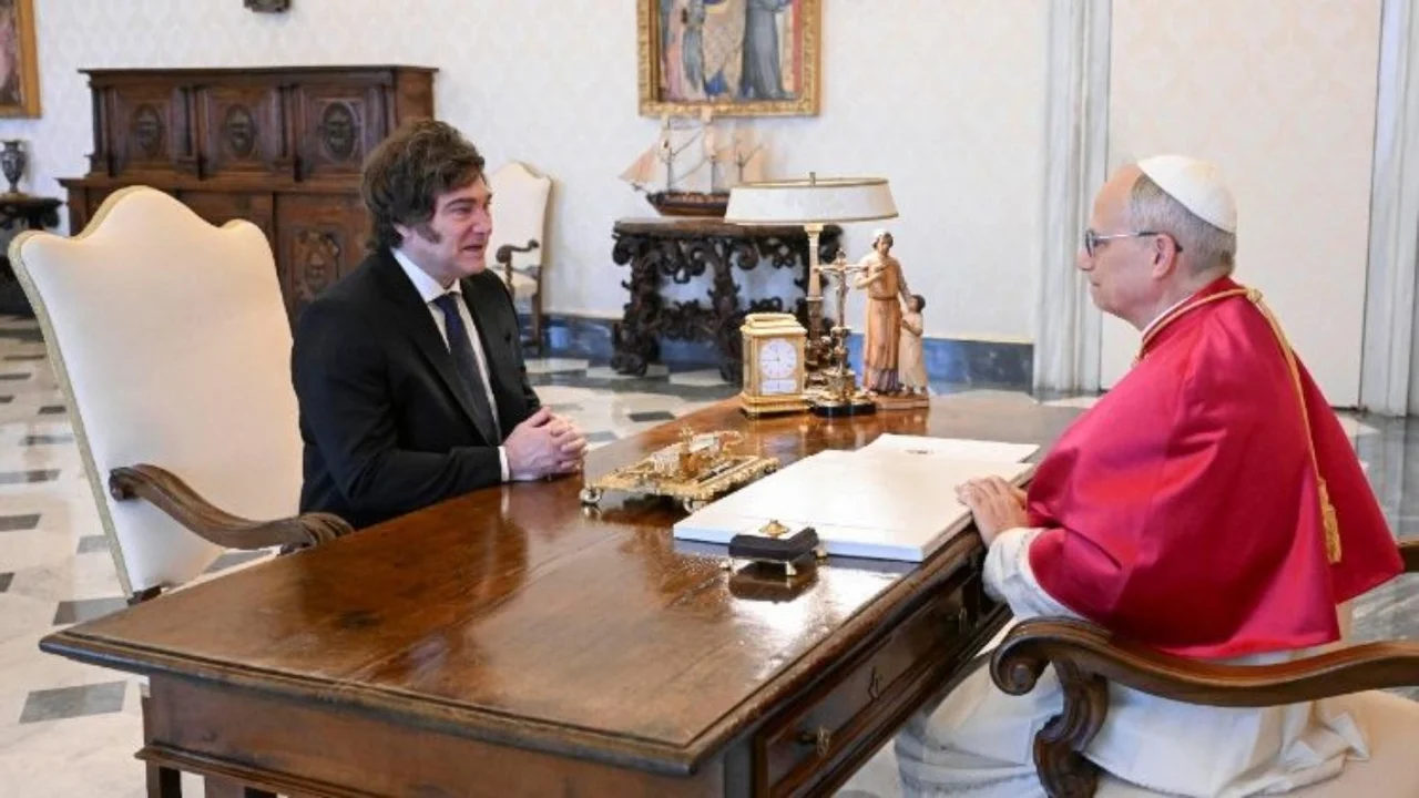 Según Adorni, el Papa le confirmó a Milei que visitará Argentina