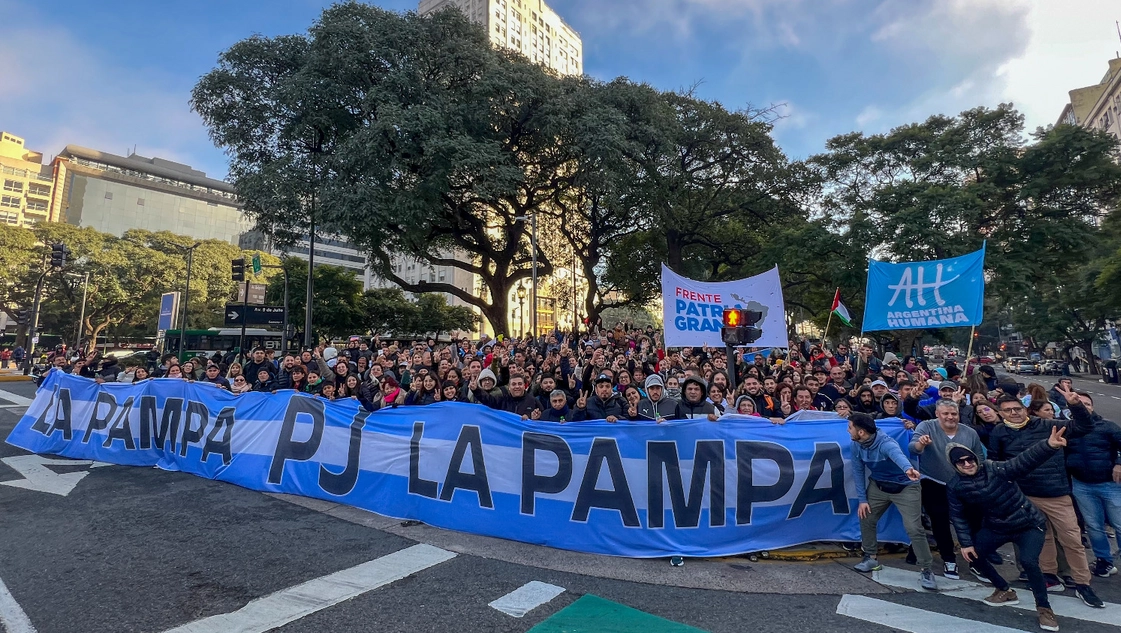 700 pampeanos fueron a Buenos Aires para acompañar a CFK