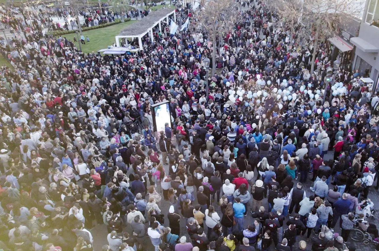 Una multitud en la inauguración de la semipeatonal de Santa Rosa