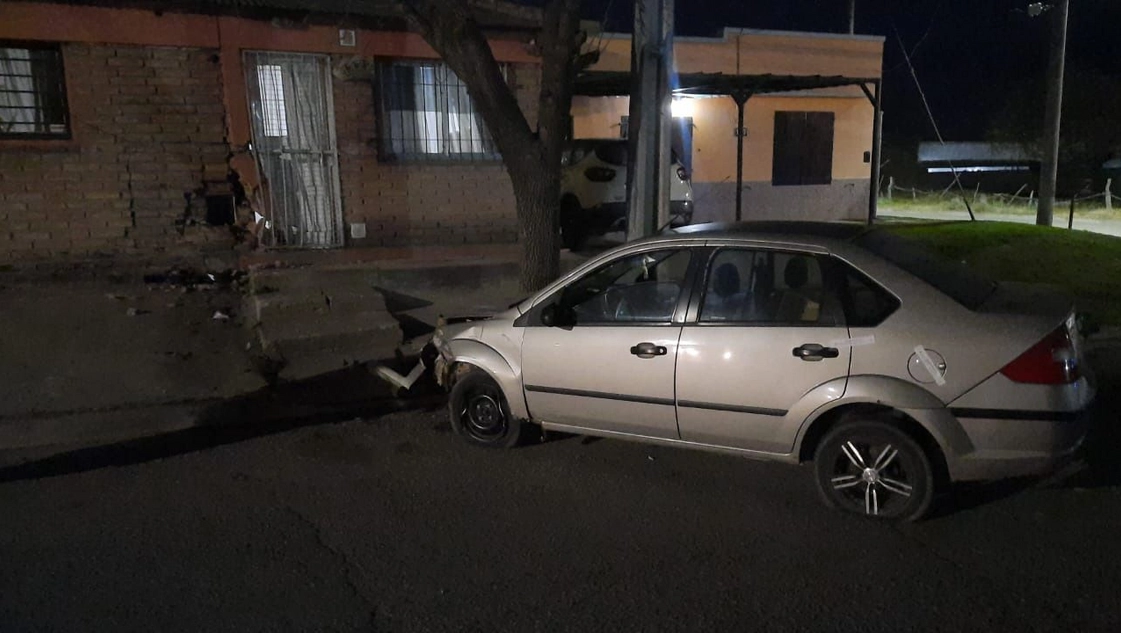 Manejaba borracha y se chocó una casa