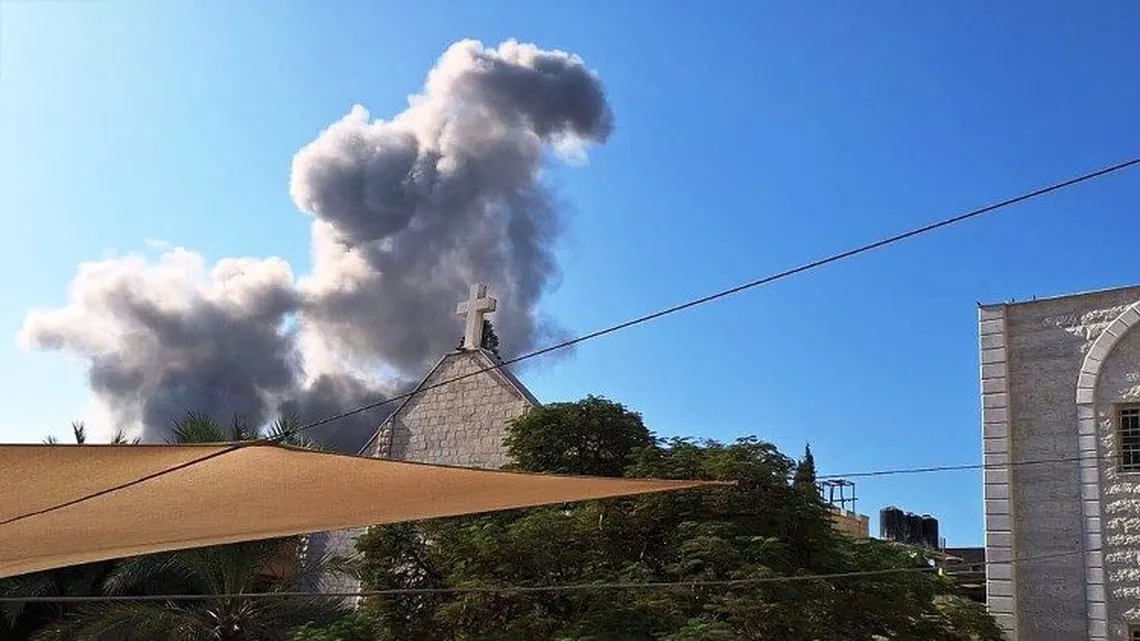Israel atacó la única iglesia católica de Gaza y hay un cura argentino herido