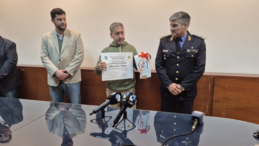 Reconocimiento a dos vecinos que ayudaron en la recaptura de Villagra