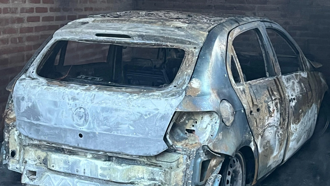 Las llamas consumieron un auto mientras su dueña dormía