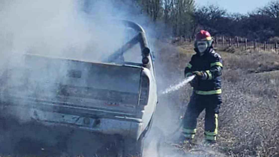 Una camioneta ardió en llamas cerca de Acha