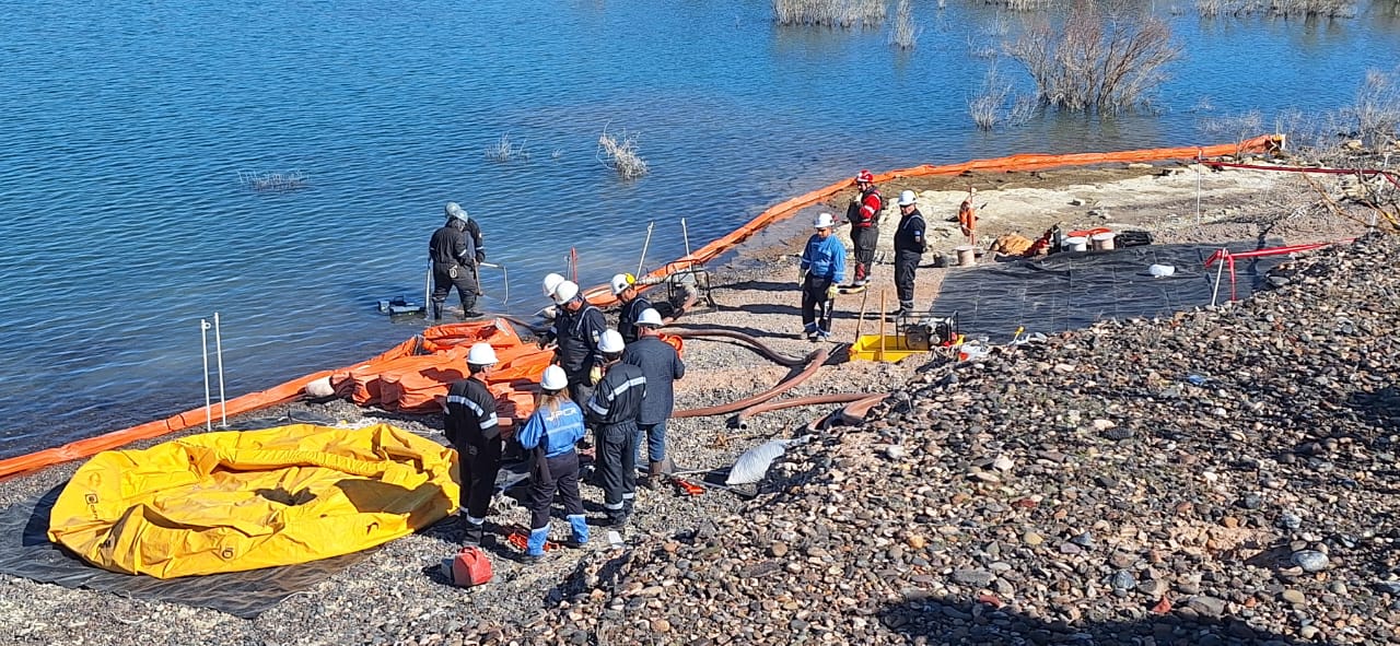 Lago Casa de Piedra: trabajo conjunto del Gobierno con empresas en ensayo de protección de derrames