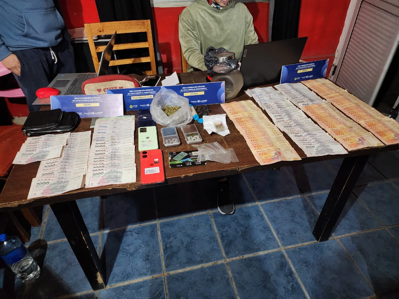 Desbaratan punto de venta de drogas y detienen a dos personas en Castex