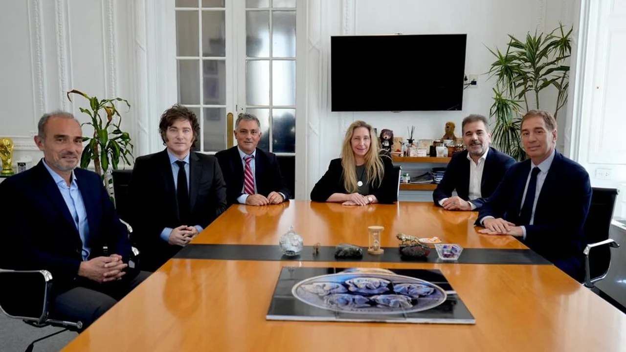 Milei cenó con diputados aliados para garantizar el veto al aumento a jubilados y discapacidad
