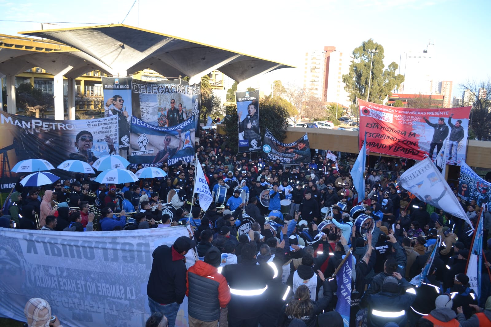 Medanito: al peronismo le faltó un voto, el proyecto volvió a secretaría, mientras una multitud presionó desde afuera