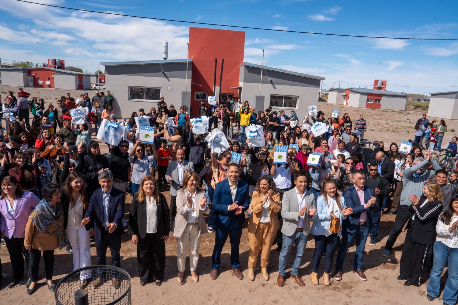 Entregaron 34 casas que Nación abandonó en 25 de Mayo