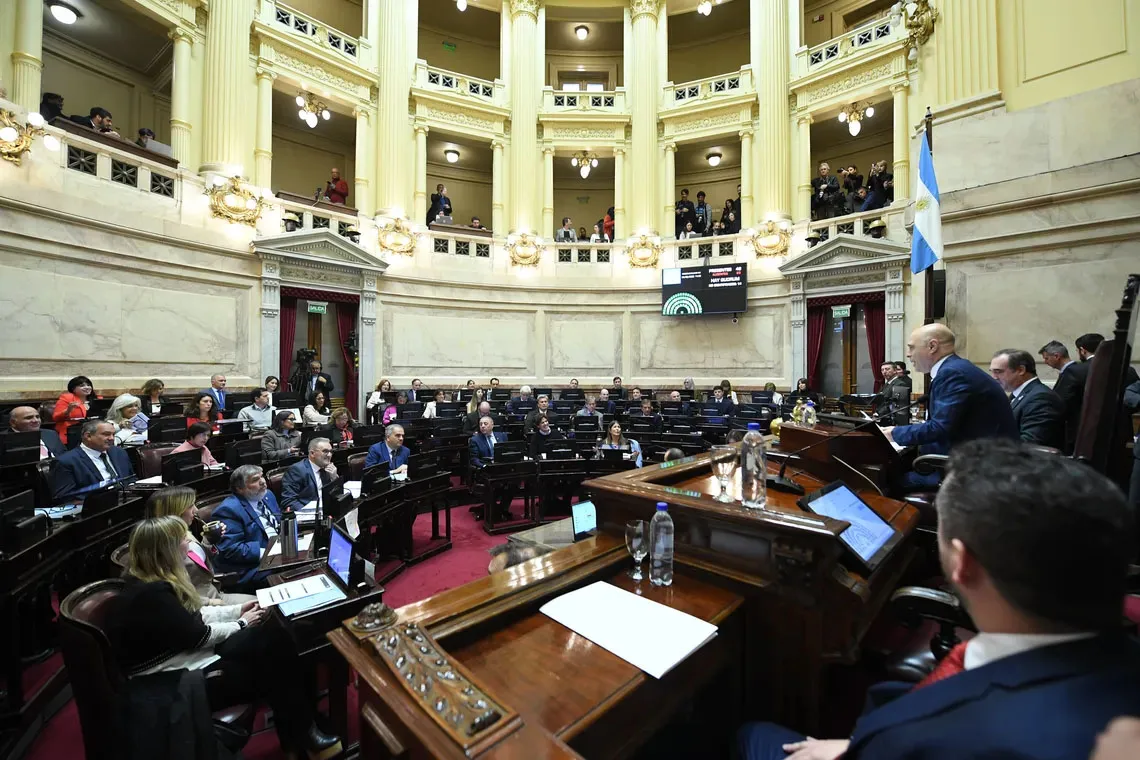 El Senado aprobó un proyecto para restringir el uso de los DNU