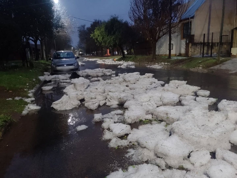 Una furiosa tormenta de granizo golpeó a Santa Rosa durante la madrugada
