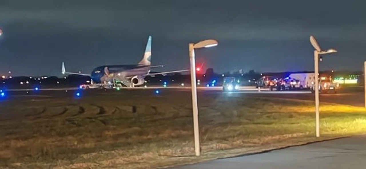 El vuelo con 10 argentinos deportados por Estados Unidos llegó hoy a Ezeiza