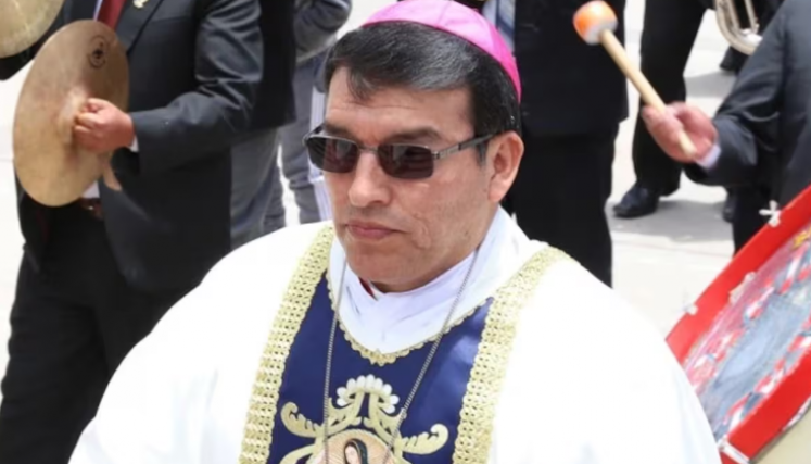 Renunció obispo peruano acusado de tener 17 amantes, entre ellas una monja