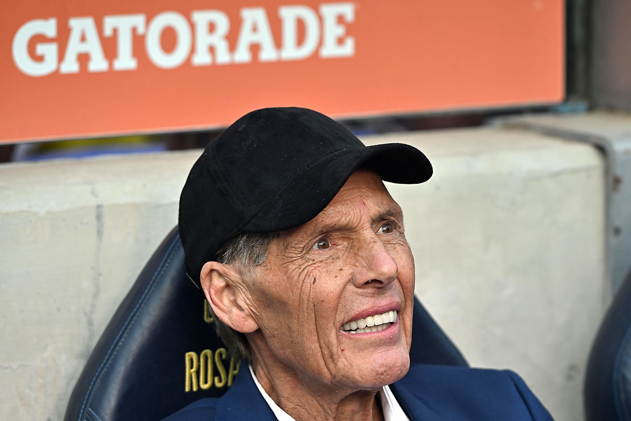 ROSARIO, ARGENTINA - SEPTEMBER 14: Miguel Angel Russo head coach of Boca Juniors looks on prior to a Torneo Clausura Betano 2025 match between Rosario Central and Boca Juniors at Estadio Gigante de Arroyito on September 14, 2025 in Rosario, Argentina. (Photo by Luciano Bisbal/Getty Images)