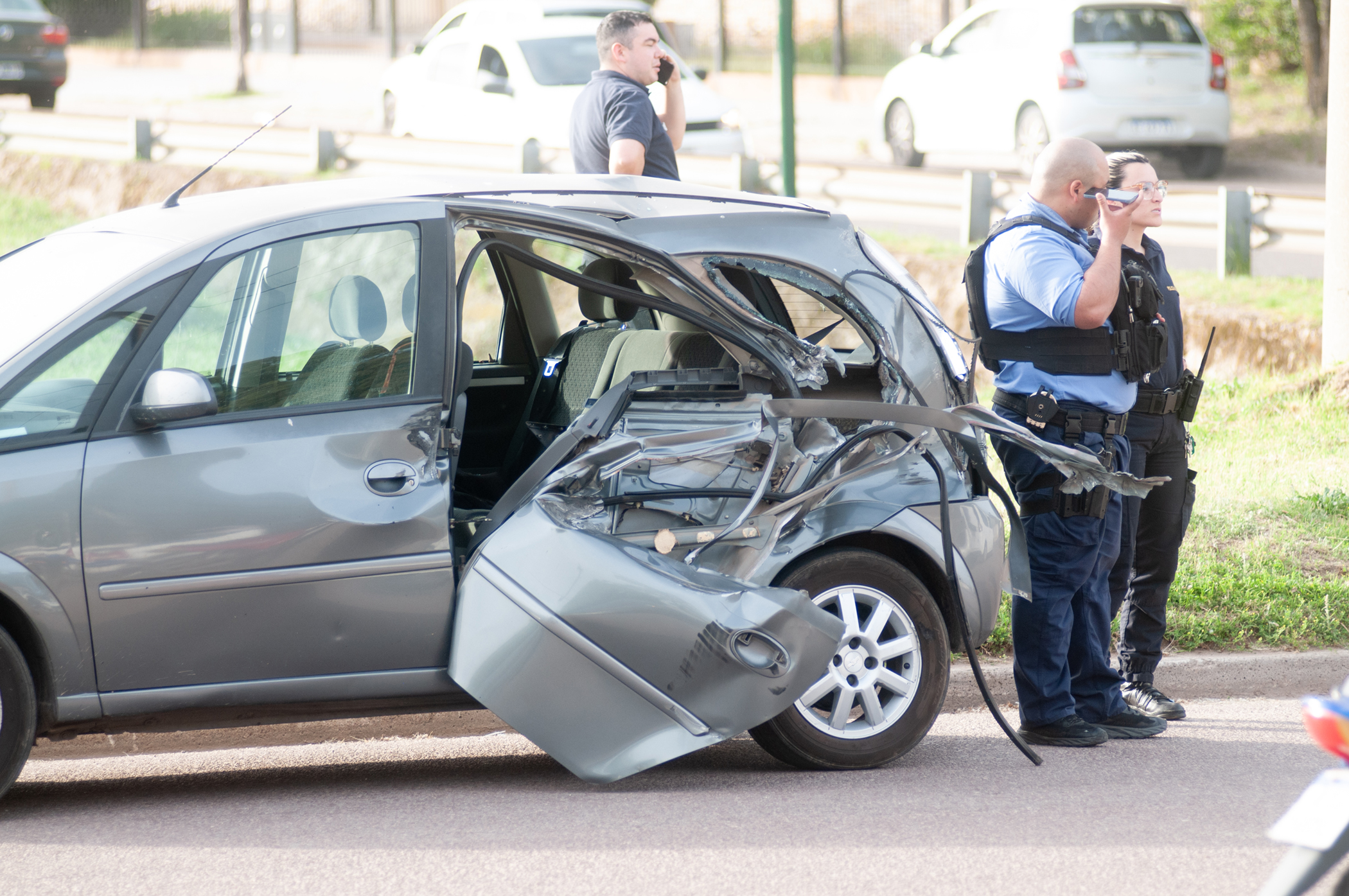 Un auto conducido por una chica de 17 años fue impactado por el tren