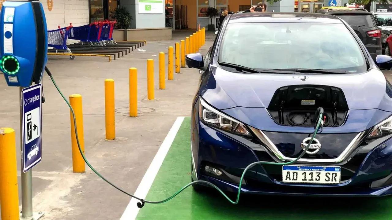 Lanzan la importación de 50 mil autos eléctricos e híbridos para 2026
