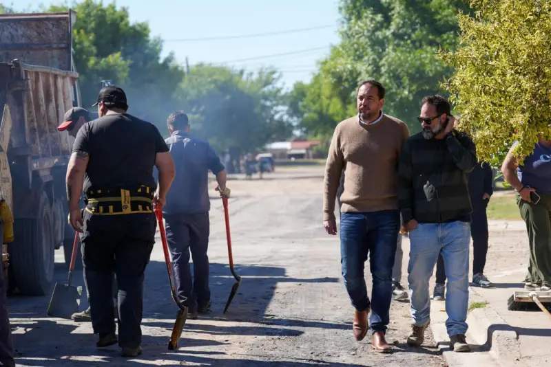 Di Nápoli dijo que asfaltará por completo el barrio Regazzoli