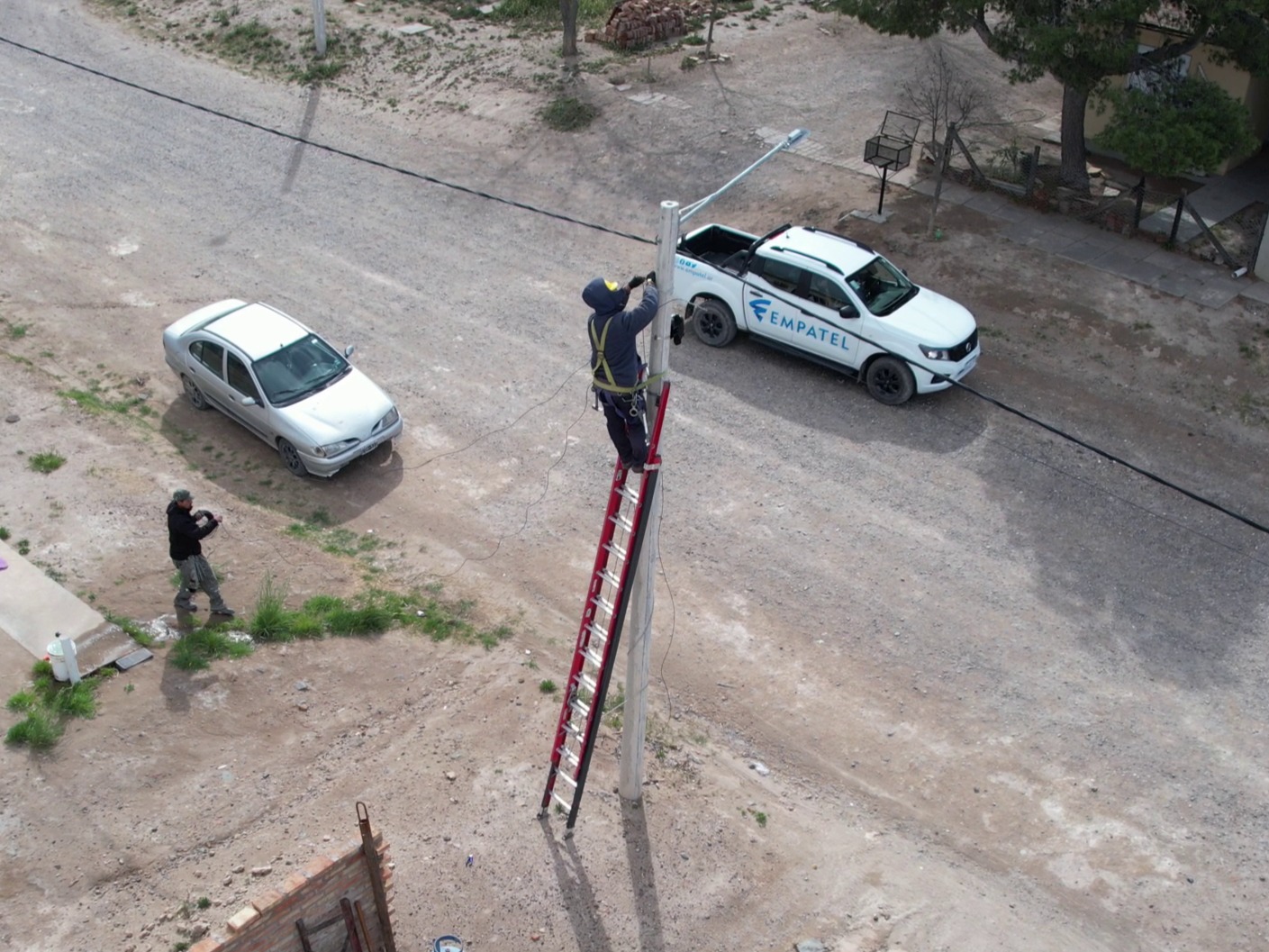 Avanza la obra para que Puelches tenga fibra óptica en sus hogares