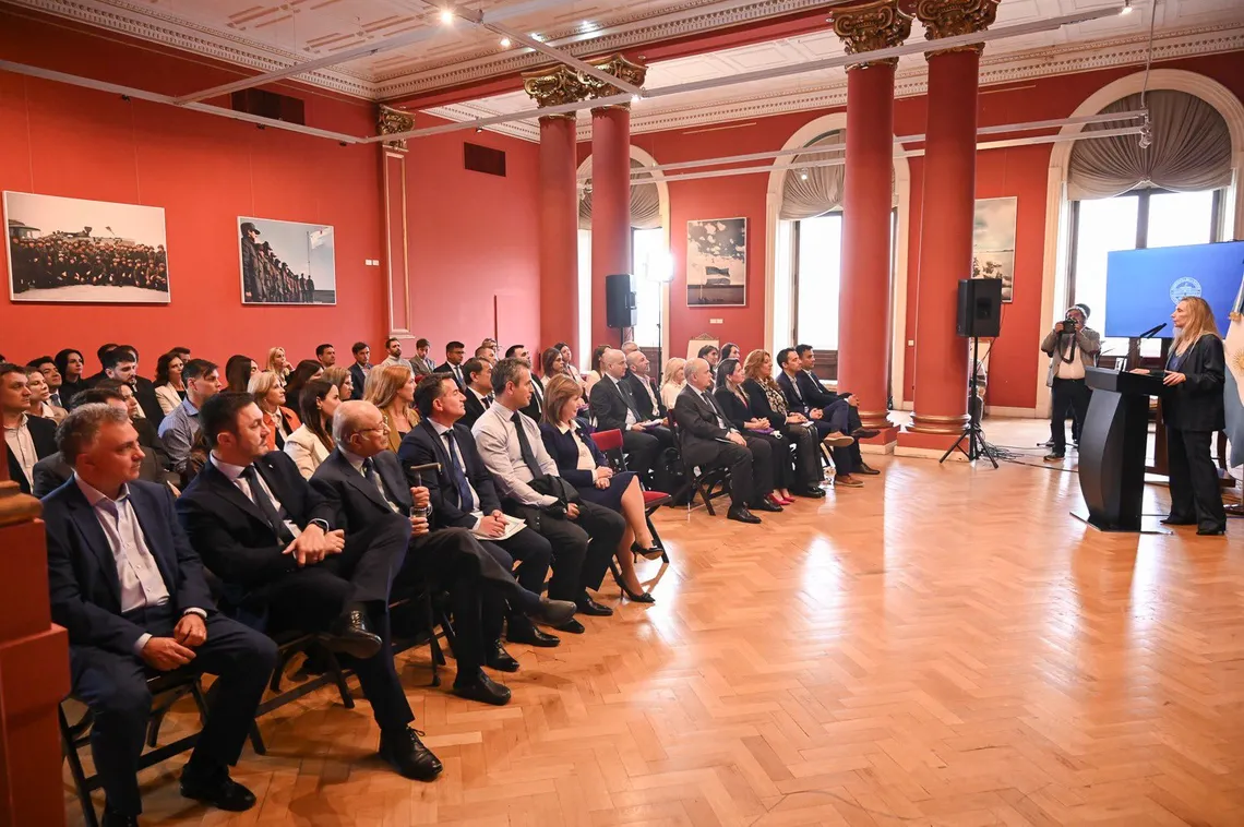 Karina M recibió a los diputados electos de LLA y les pidió «compromiso»