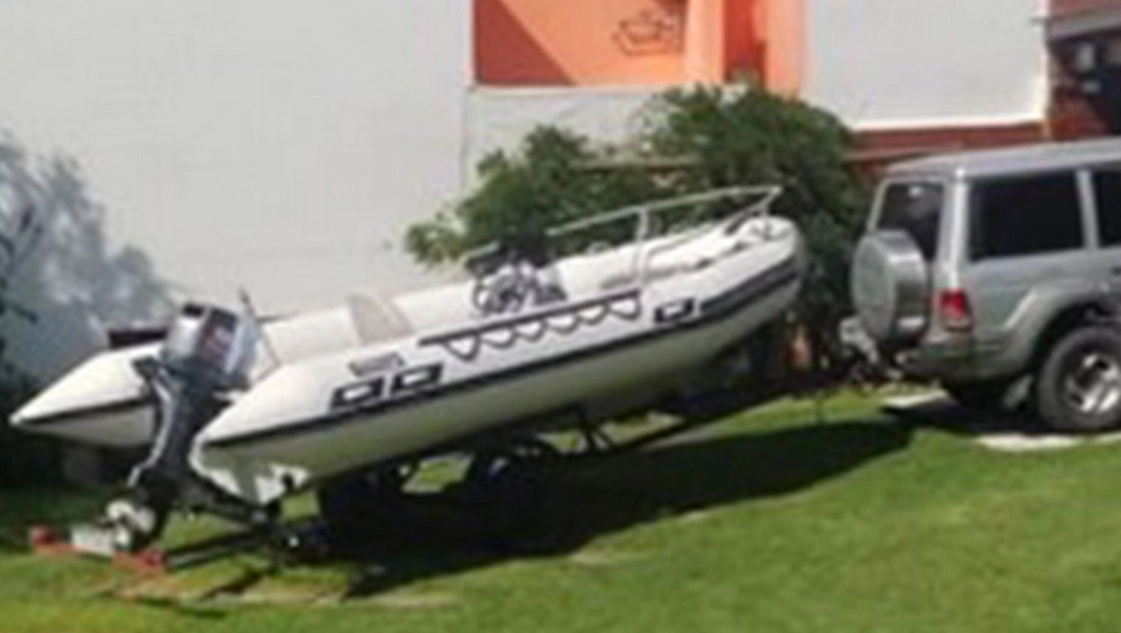 Raro: robaron una lancha en un lavadero de la Perón