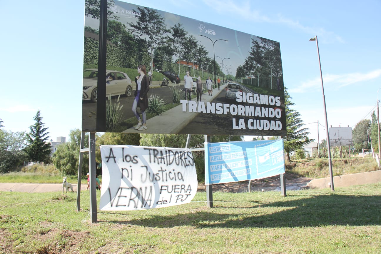 La interna peronista quema: ahora aparecieron pasacalles en Pico acusando a Verna de “traidor” y “Judas”