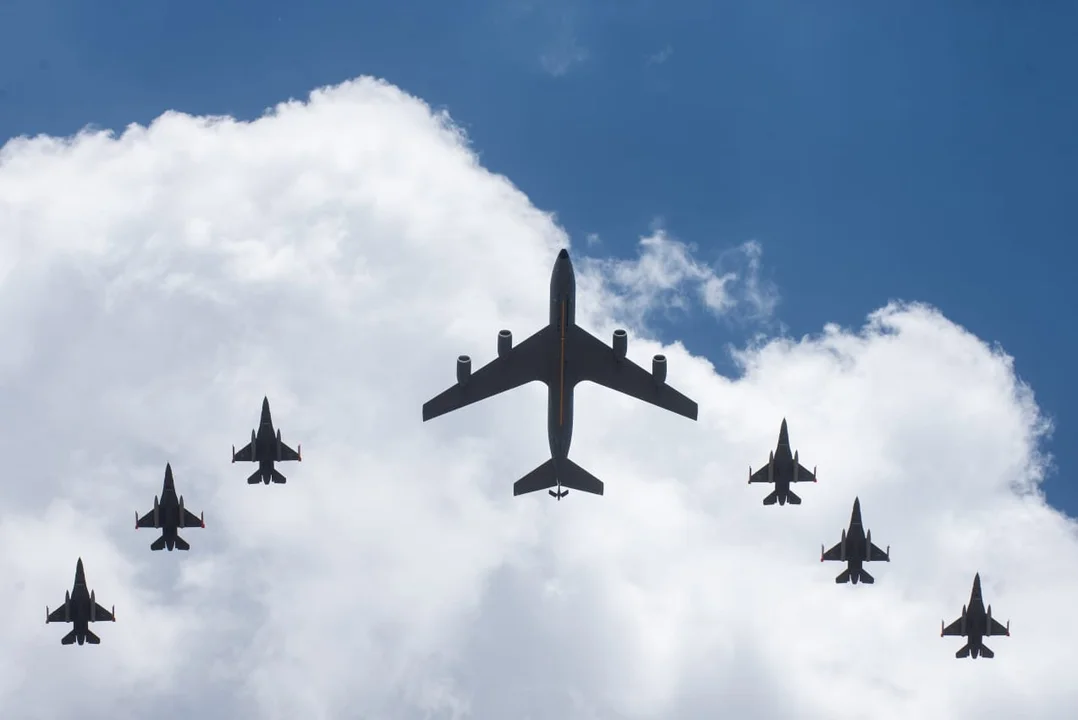 Llegan los primeros F-16 que le compraron a Dinamarca