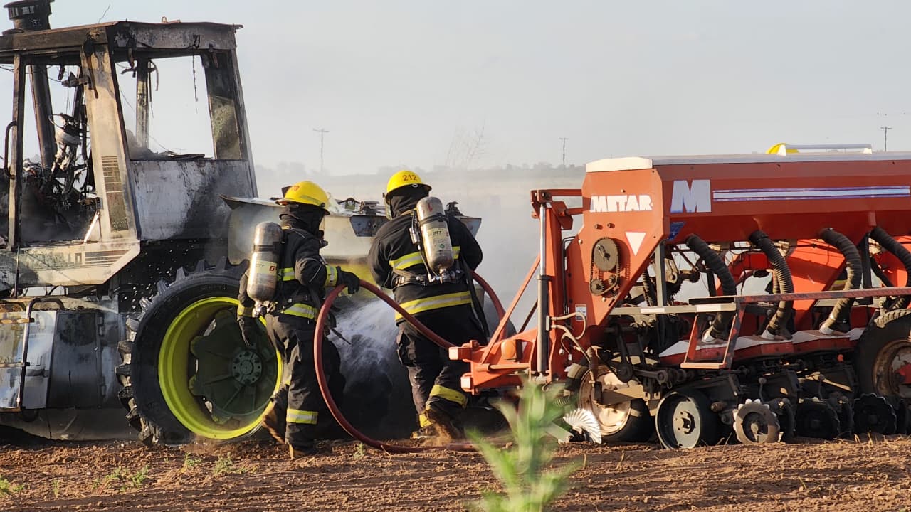 Se prendió fuego un tractor en un campo cerca de Pico