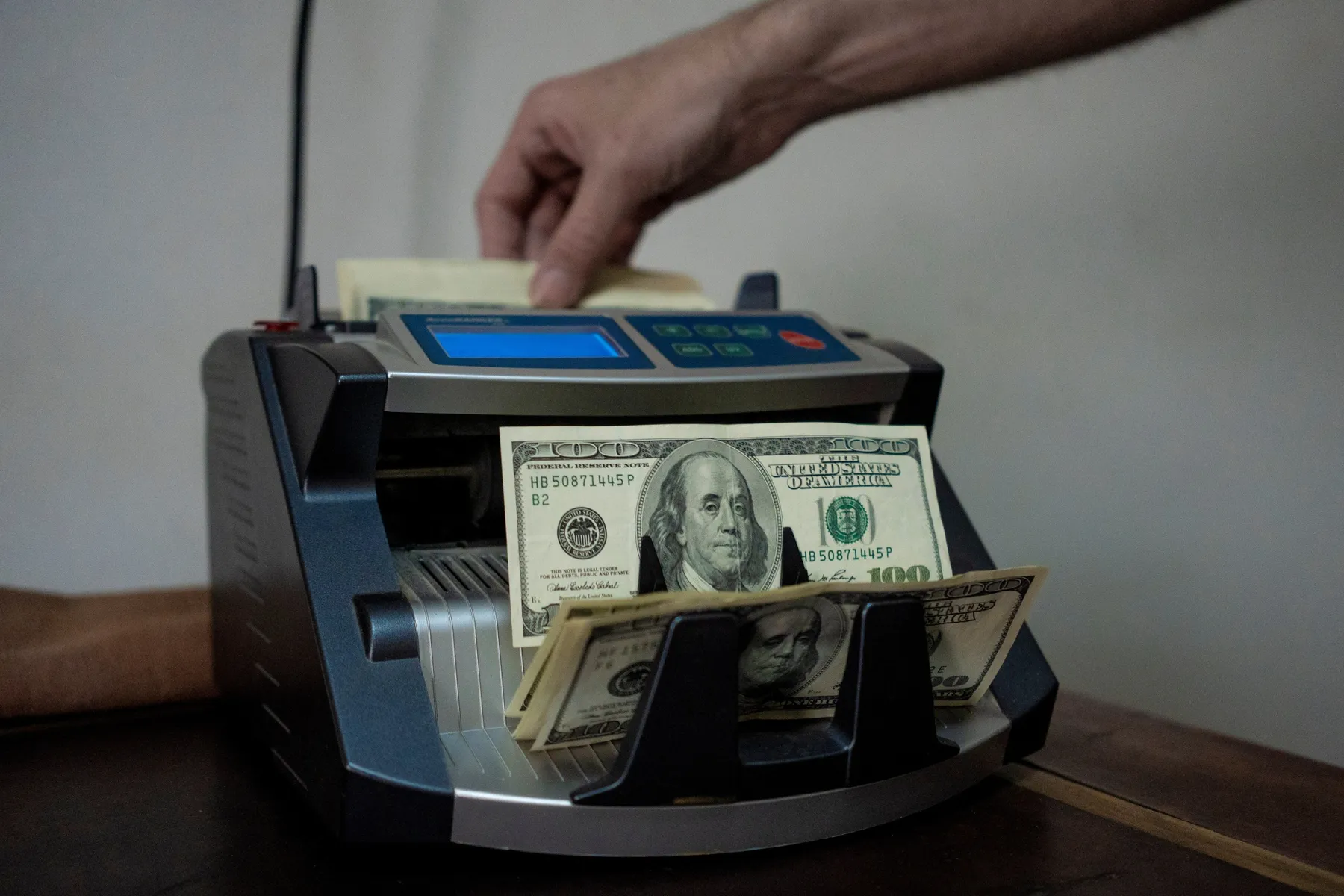 Tras la salida del cepo, los argentinos compraron más de USD 26.000 millones en el mercado oficial