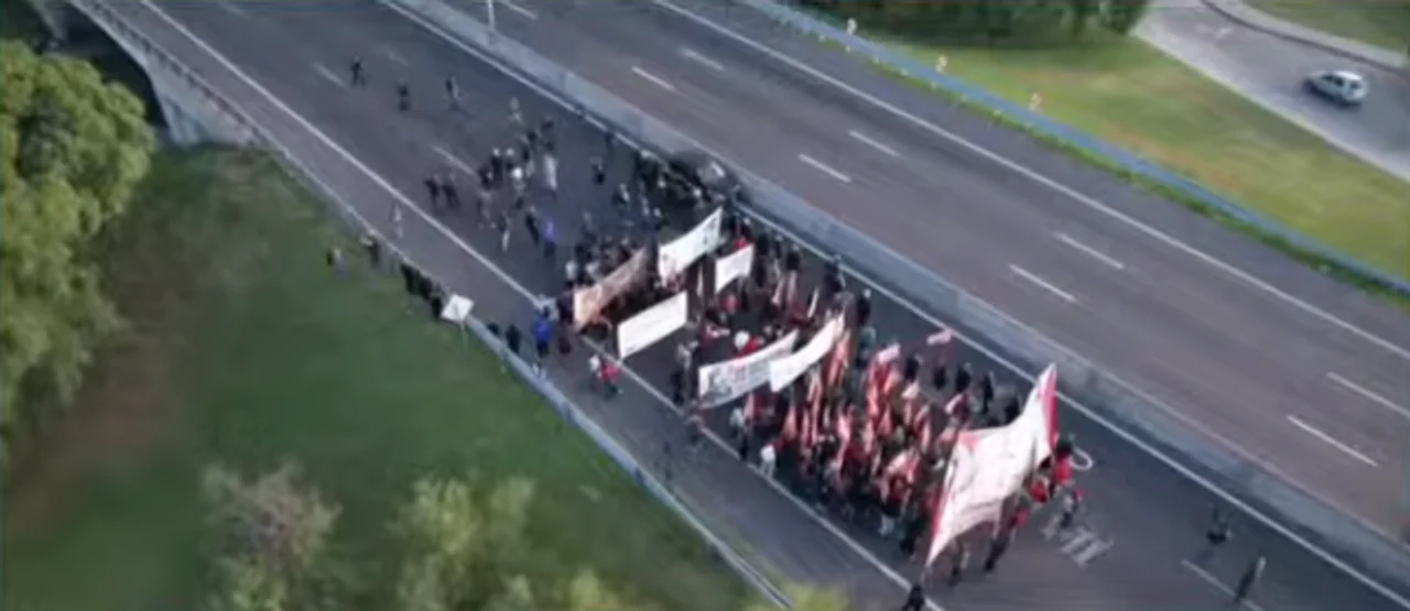 Trabajadores de Fate cortaron la Panamericana
