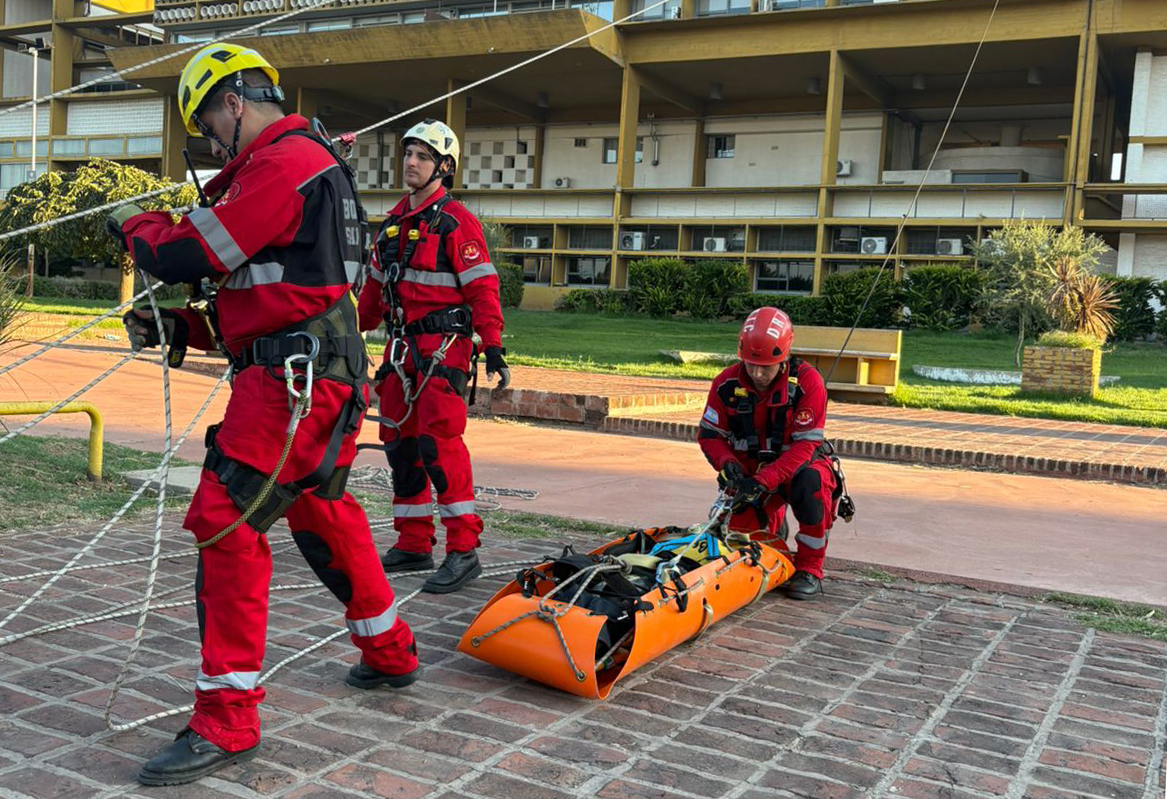 La Policía practicó rescate en altura en Casa de Gobierno