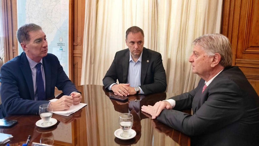 Deudas, Procrear y rutas: los planteos de Ziliotto a Santilli y Adorni
