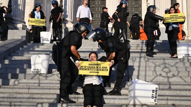 Detuvieron a activistas que saltaron la reja del Congreso en protesta por la ley de Glaciares