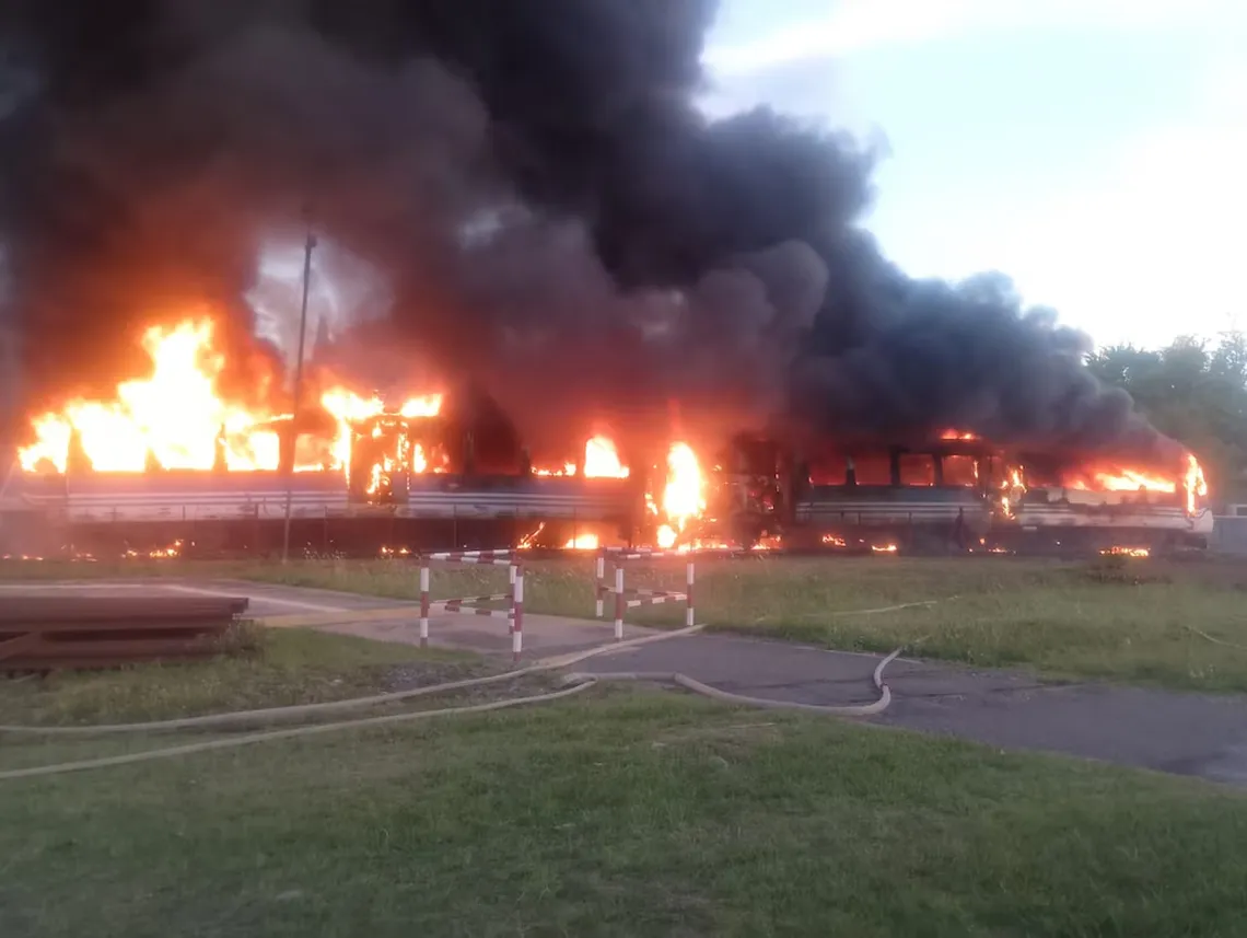 Terrible: se prendieron fuego dos vagones del Tren de las Sierras en pleno viaje