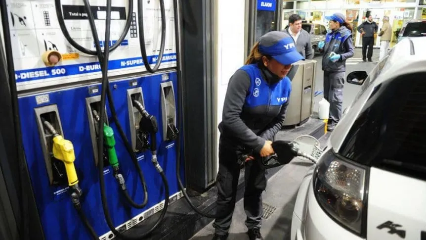 Una nueva suba en los impuestos a los combustible desde el domingo
