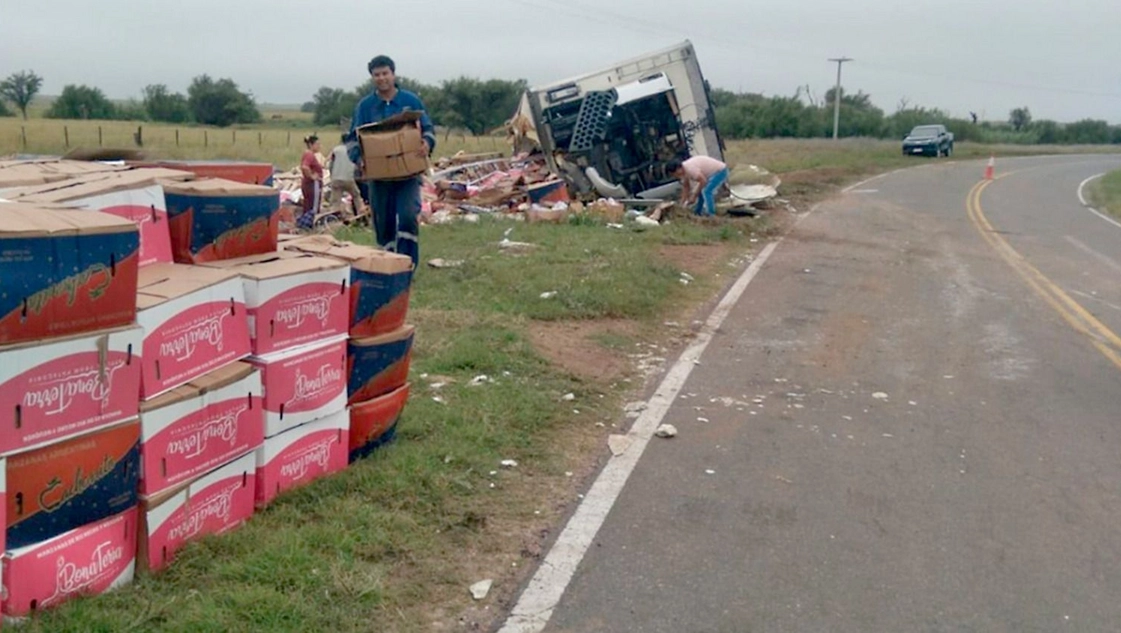 Conductor borracho: volcó camión cargado de cajones de manzanas y frutas