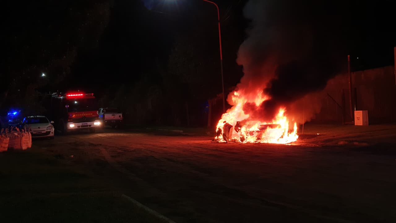 En Pico las llamas consumieron un Audi