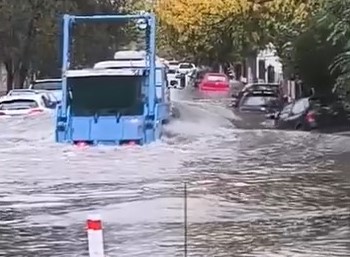 Sancionaron por 15 días al chofer del EMHSU que cruzó la Falucho repleta de agua
