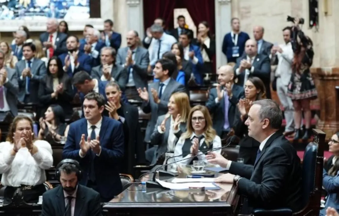 Adorni acusó de golpista a la oposición y esquivó su situación judicial