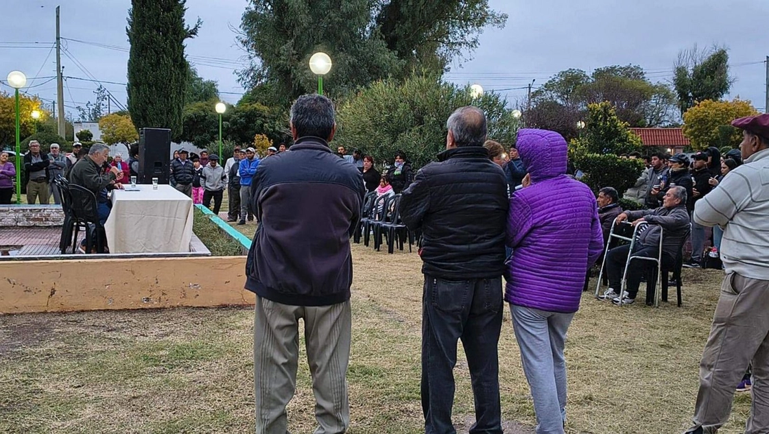 El intendente de Santa Isabel, suspendido, habló en la plaza del pueblo