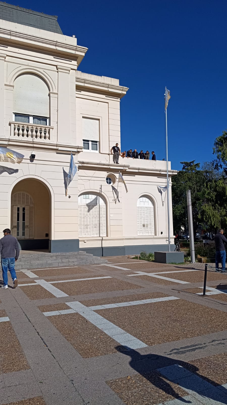 Tensión en la municipalidad de Pico: un muchacho se subió al techo para reclamar un trabajo