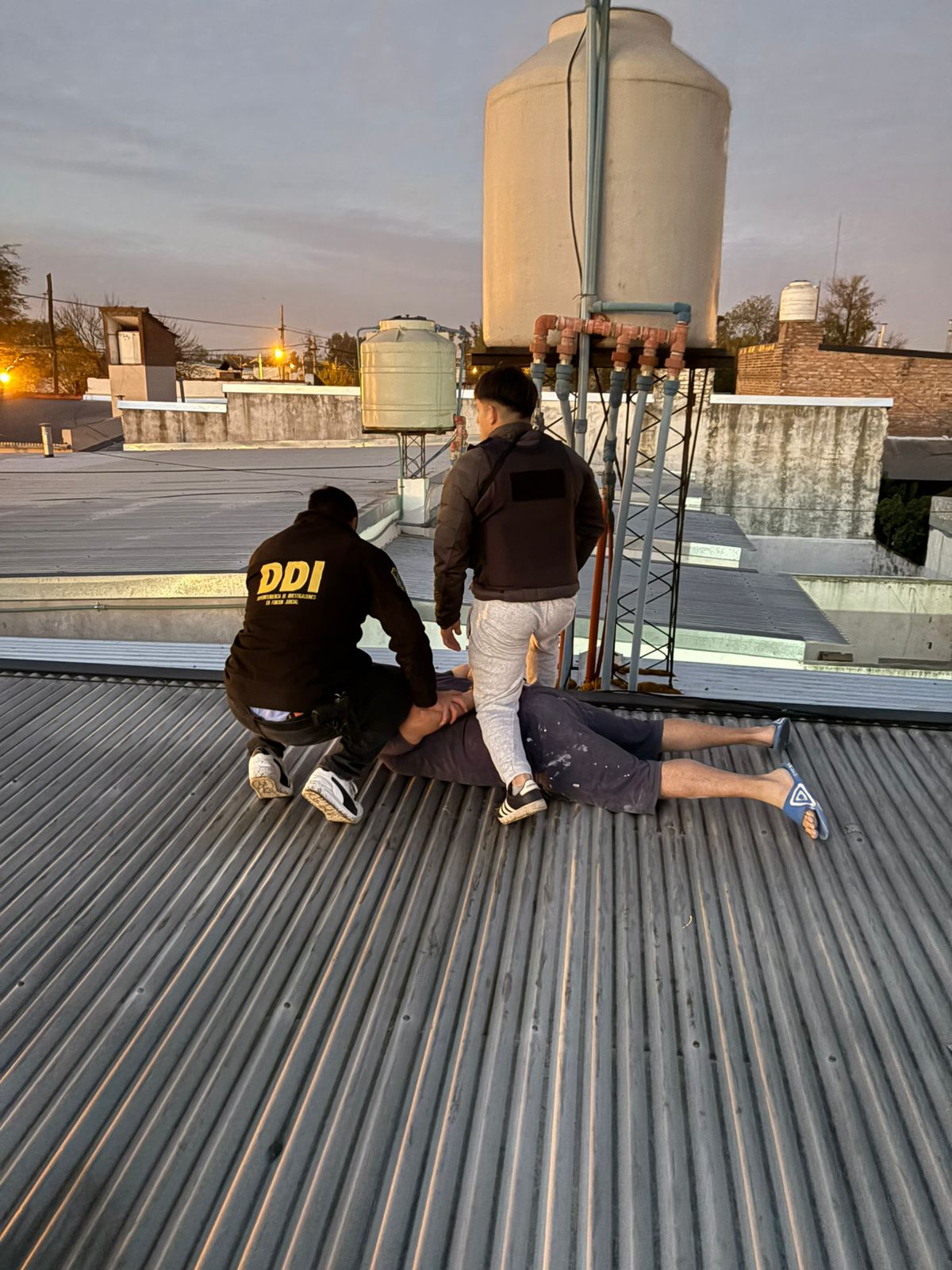 Quiso escapar por los techos: arrestaron en Lincoln a un condenado por abuso sexual de Colonia Barón