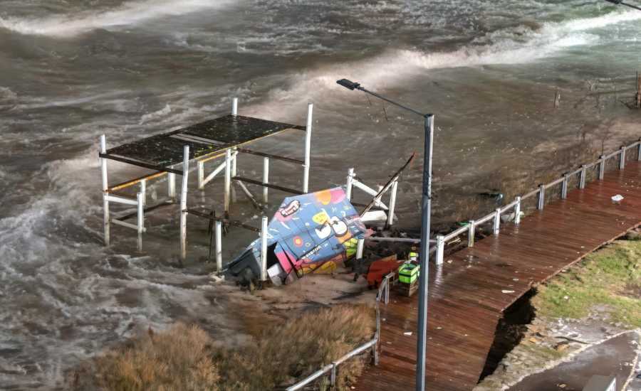 Destrozos en Monte Hermoso por el avance del mar y el fuerte oleaje