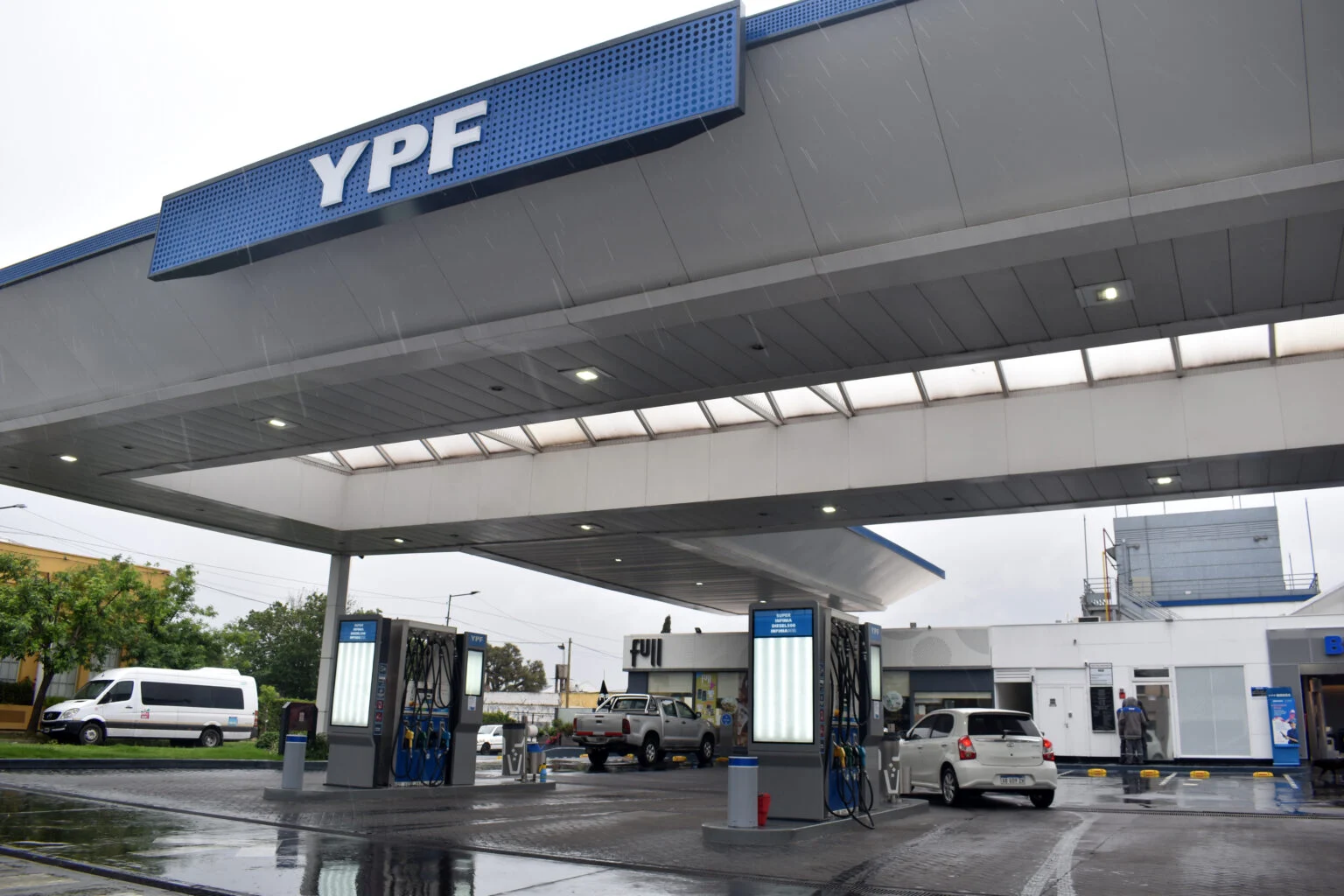 Otro mas y van…YPF confirmó un nuevo aumento en los combustibles