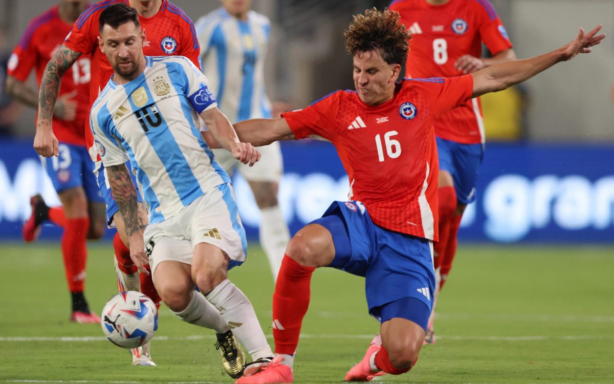 East Rutherford (United States), 25/06/2024.- Chile defender Igor Lichnovsky (R) and Argentina forward Lionel Messi (L) battle for the ball during the first half of the CONMEBOL Copa America 2024 group A soccer match between Argentina and Chile, at MetLife Stadium in East Rutherford, New Jersey, USA, 25 June 2024. EFE/EPA/JUSTIN LANE