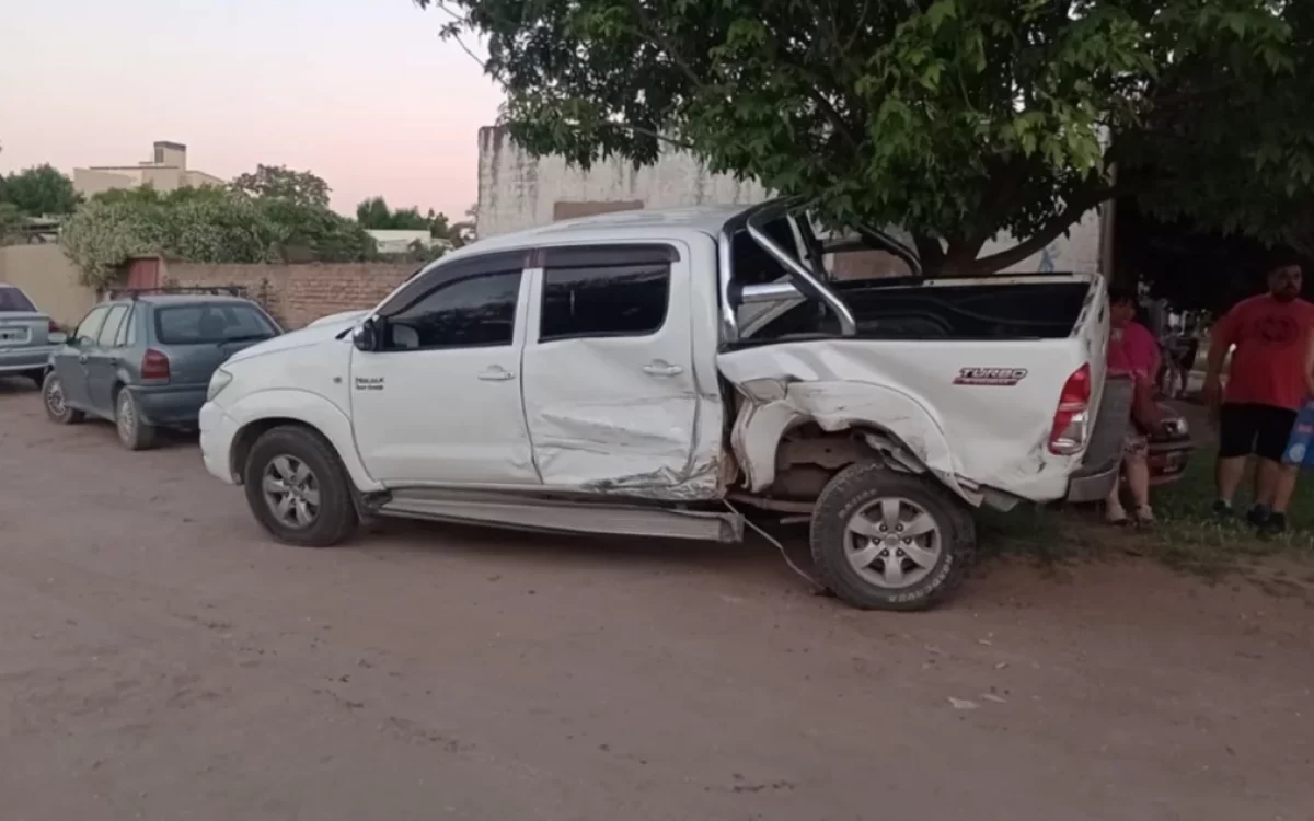 Manejaba borracho y chocó dos camionetas y dos autos que estaban estacionados