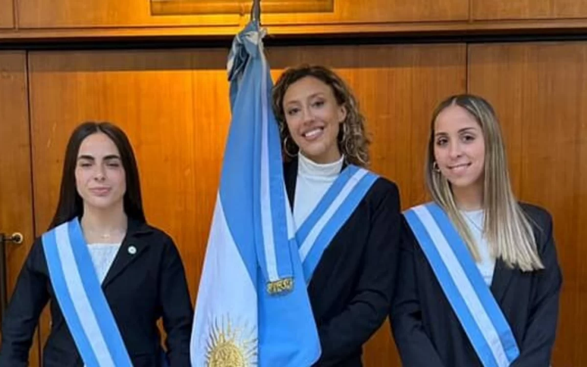 Aplausos: una joven de Castex es la nueva abanderada de la Facultad de Odontología de la UNC
