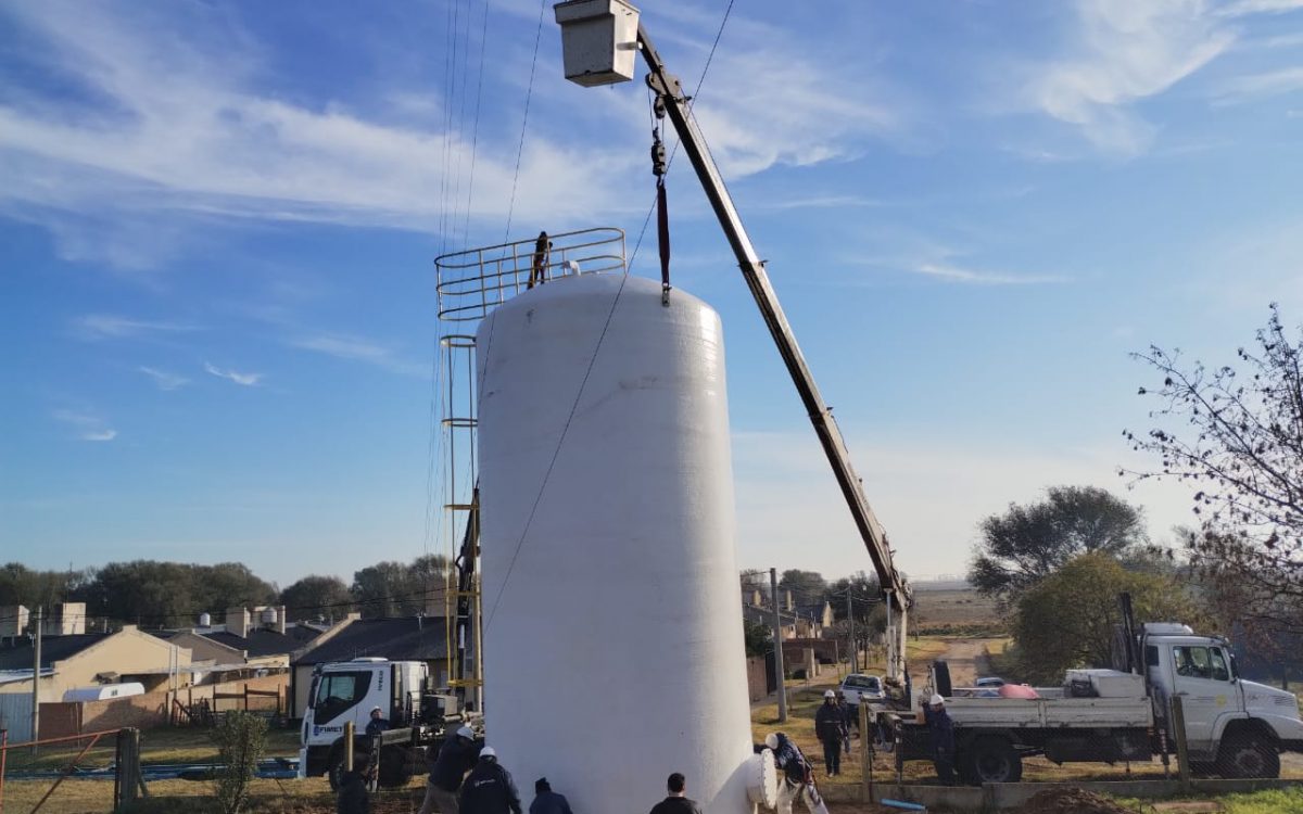 Instalaron una nueva cisterna en Riglos para mejorar el servicio de agua potable